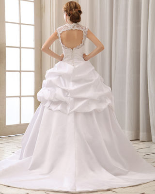 दिल के आकार की ब्रा के साथ रोमांटिक लेस कैप स्लीव हाल्टर नेक वेडिंग ड्रेस